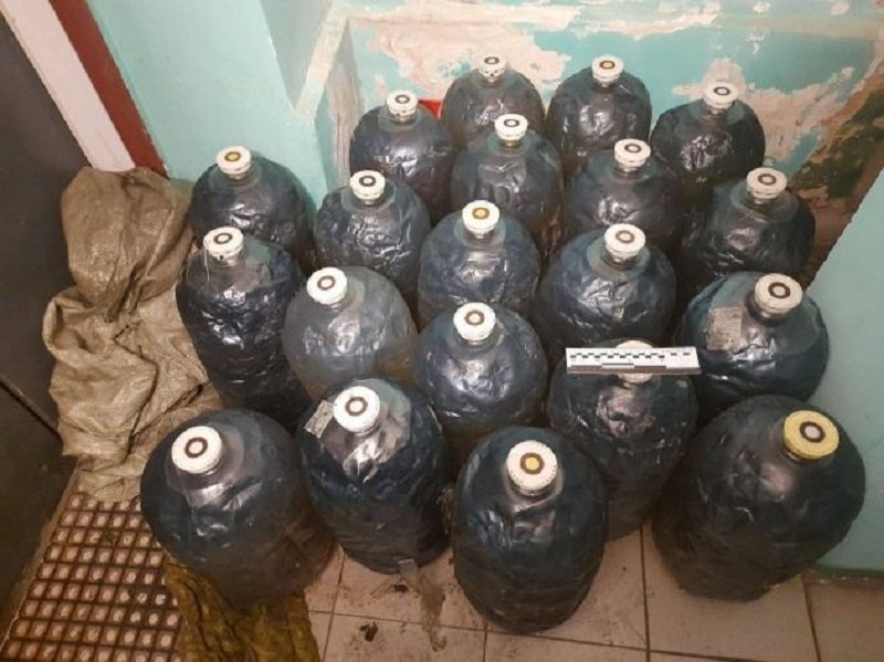 Двое мужчин прямо на ходу слили топливо из тепловоза, шедшего из Ленобласти - На железнодорожном перегоне Леменка – Гачки 19 ноября сотрудники УТ МВД по СЗФО задержали двух жител