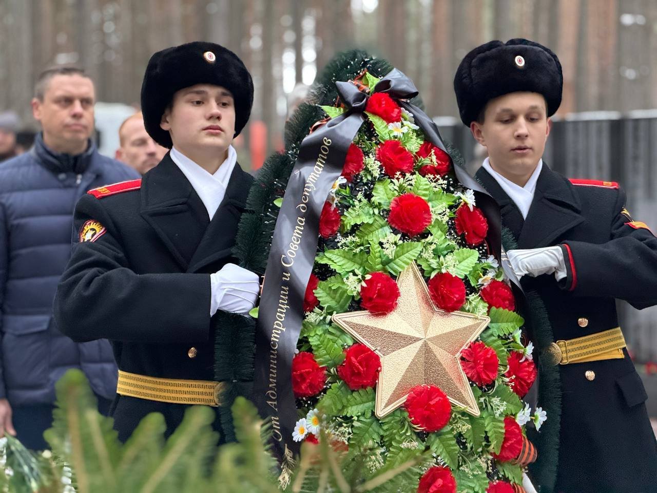 В деревне Назия на месте полевого кладбища открыли мемориал трём тысячам воинов Красной Армии - На мемориальных плитах высечены имена погибших в годы войны. Когда на этом месте было полевое кладби
