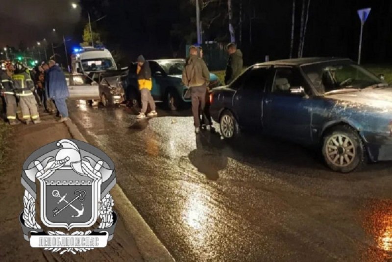 Водитель пострадала в ДТП с тремя машинами в Светогорске - Сигнал о ДТП на пересечении улиц Красноармейской и Победы в Светогорске поступил в экстренные службы