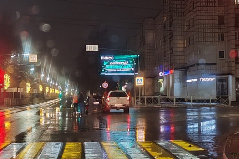 Женщина пострадала в ДТП с BMW в Тихвине - Сигнал о ДТП на улице Карла Маркса в Тихвине поступил 8 декабря в 23:14. По предварительным данным,