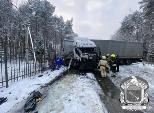 Серьезная авария между двумя грузовиками и легковым авто произошла во Всеволожском районе - В результате ЧП пострадали два человека.