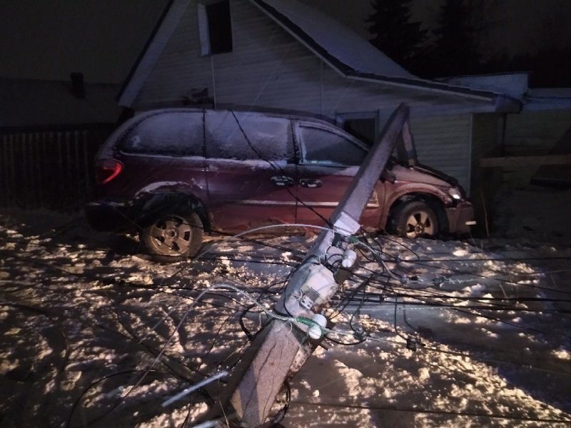 Автомобиль влетел в забор и снес столб во Всеволожском районе - Автомобиль въехал в забор, снес столб и остановился практически вплотную к частному дому 28 декабря 