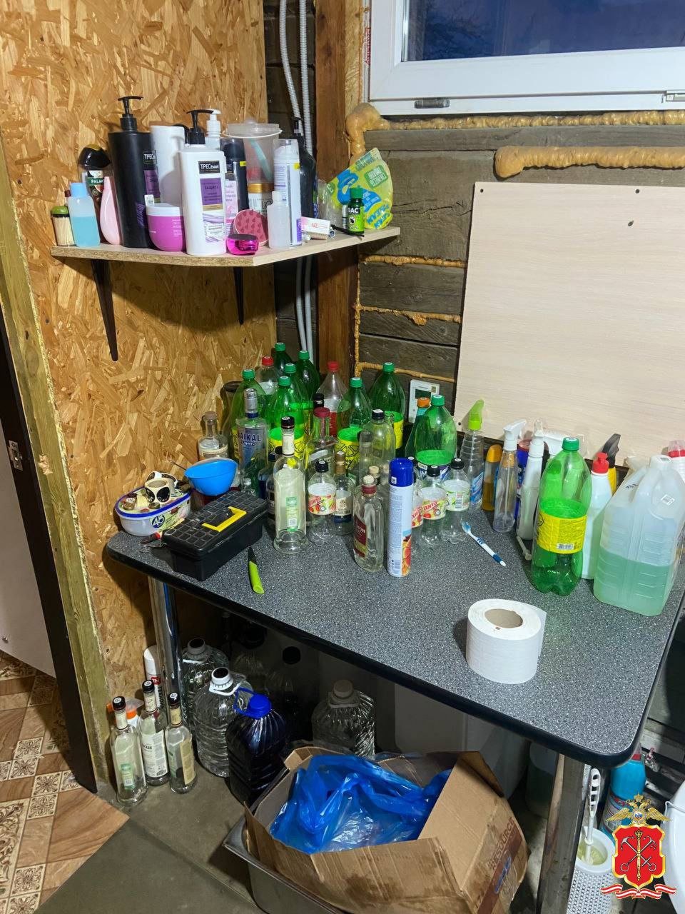 Житель деревни Заполье организовал подпольный цех по производству суррогатного алкоголя - Правоохранители изъяли почти 400 литров готовой продукции, сырье и упаковочный материал.