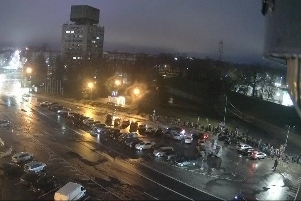 Огромные очереди собрались на границе Эстонии и России - По оценкам, люди могут провести в очереди более 30 часов.