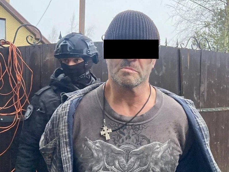В Ломоносовском районе задержали владельца арсенала оружия, подозреваемого в убийстве - В садоводстве «Фауна» в Ломоносовском районе в марте 2025 года после распития алкоголя между знакомы