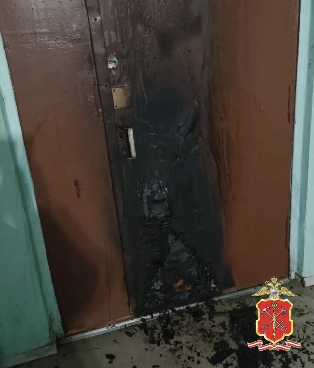 Двое мужчин по заданию из мессенджера устроили пожар в подъезде жилого дома в Петербурге - Возбуждено уголовное дело.