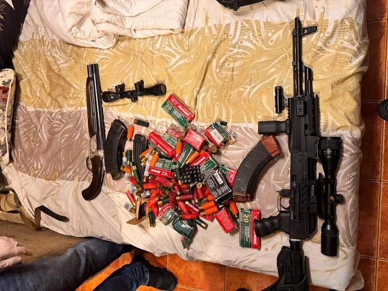 В Ломоносовском районе задержали владельца арсенала оружия, подозреваемого в убийстве - В садоводстве «Фауна» в Ломоносовском районе в марте 2025 года после распития алкоголя между знакомы