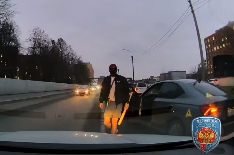 В Петербурге злостный нарушитель ПДД с битой наперевес остался без машины - Полиция задержала петербуржца, угрожавшего битой другому водителю и нарушавшему правила движения.