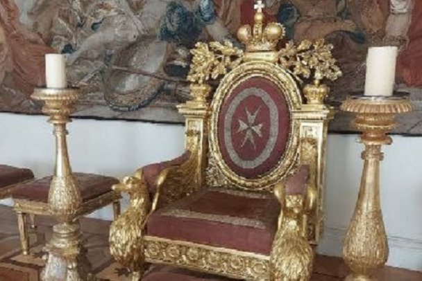 Решивший присесть на 200-летние экспонаты в Эрмитаже петербуржец заплатит почти 1 млн рублей - Мужчина испортил два экспоната, решив присесть на них во время экскурсии.