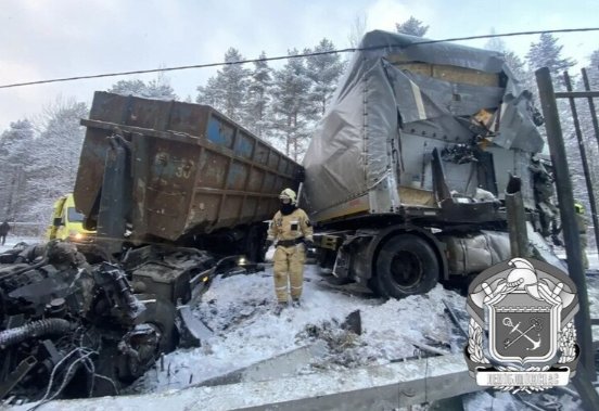 Серьезная авария между двумя грузовиками и легковым авто произошла во Всеволожском районе - В результате ЧП пострадали два человека.