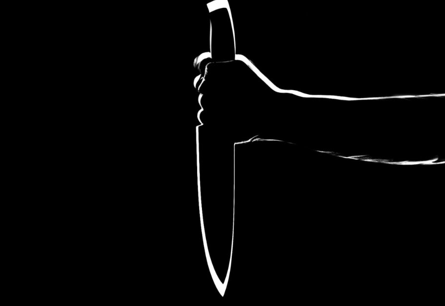 Суд отправил в СИЗО ученика, напавшего с ножом на педагога в петербургской школе - Ближайшие два месяца юноша проведет под стражей.