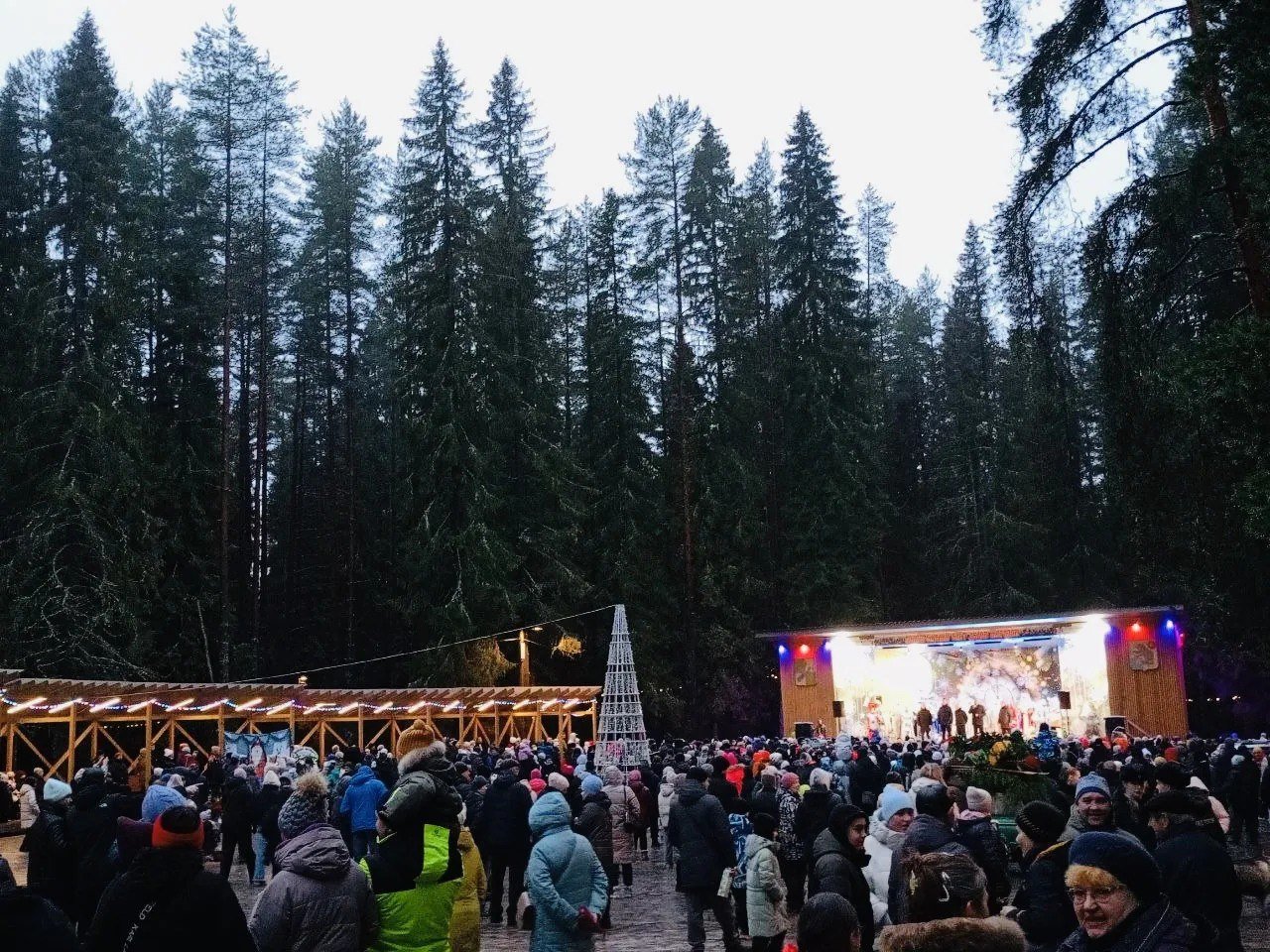В Подпорожье прошел XIII слёт Дедов Морозов - Впервые в Городском парке при поддержке гранта Губернатора ЛО развернулась передвижная Резиденция Де