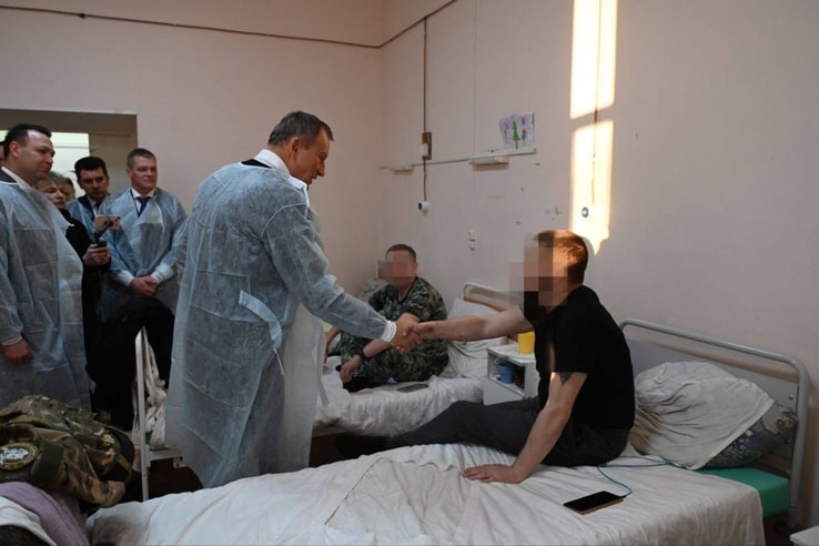 Александр Дрозденко встретился с участниками СВО в больнице в Кировске - В Кировске бойцы получают помощь по ключевым направлениям: терапии, неврологии, травматологии и хиру