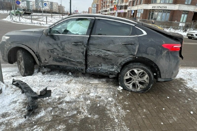 Haval и Infiniti столкнулись во Всеволожском районе - Два автомобиля столкнулись днем 23 января на оживленном перекрестке улицы Ленинградской и проспекта
