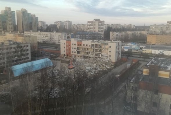 Аварийное здание при сносе обрушилось на экскаватор в Сосновом Бору - Инцидент произошел в минувшую пятницу.