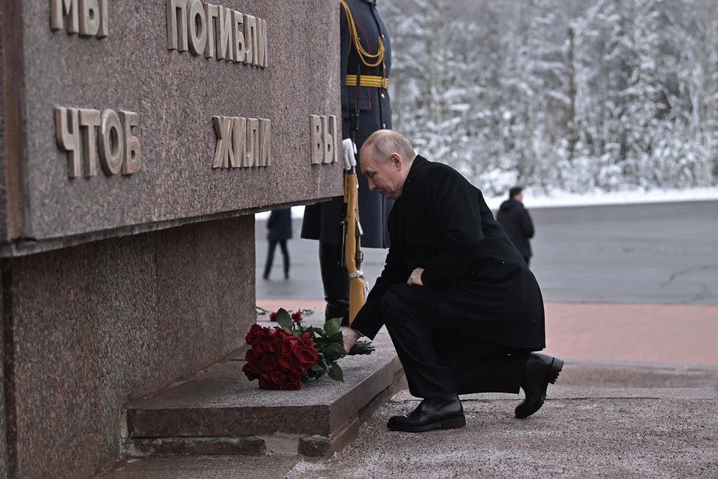 Владимир Путин возложил цветы на Невском пятачке в память о защитниках Ленинграда - Президент России посетил мемориал "Рубежный камень", чтобы почтить память героев.