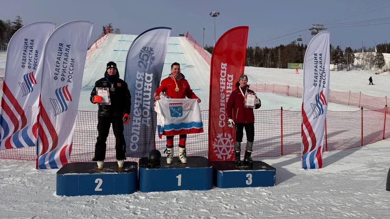 Лыжник из Ленобласти выиграл золото на Всероссийских соревнованиях по фристайлу - С победой на соревнования Алексея Колычева поздравил глава 47 региона Александр Дрозденко