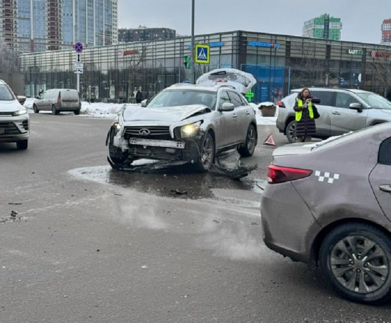 Haval и Infiniti столкнулись во Всеволожском районе - Два автомобиля столкнулись днем 23 января на оживленном перекрестке улицы Ленинградской и проспекта