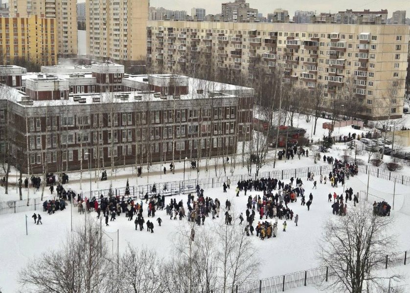 Петербургский лицей эвакуировали в результате пожара - Четыре единицы спецтехники и 20 пожарных работали на месте ЧП.