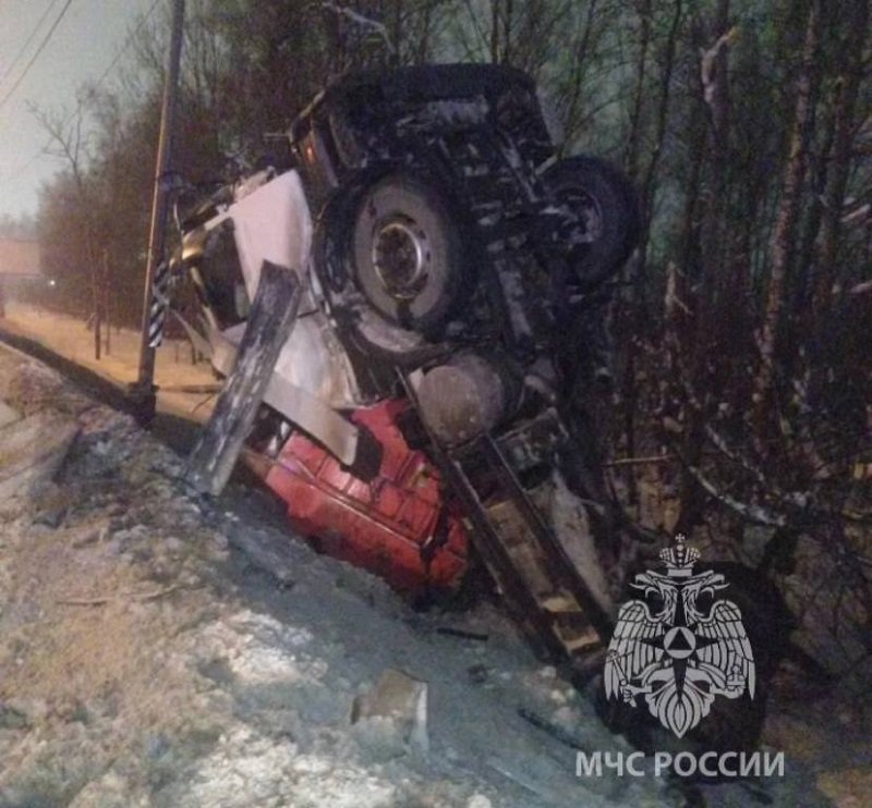Бензовоз съехал в кювет и опрокинулся во Всеволожском районе - Бензовоз съехал в кювет и опрокинулся 20 января около 02:55 на Мурманском шоссе в районе поселка Раз