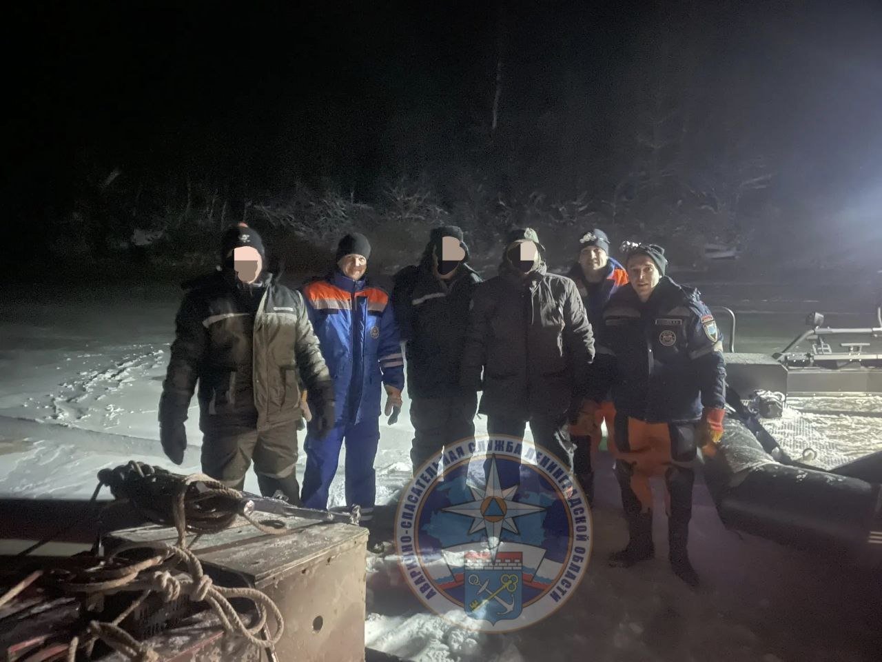 Спасатели эвакуировали троих рыбаков со льда Ладожского озера - Причина - поломки мотобуксировщика.