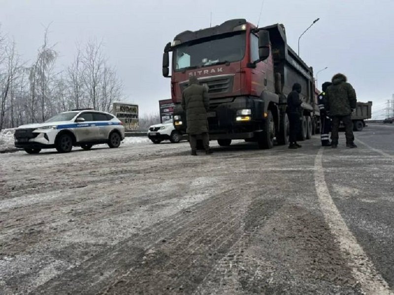 Экомилиция проверила 33 самосвала во Всеволожском районе. Не обошлось без штрафов и изъятий - На дорогах во Всеволожском районе проверили самосвалы, перевозившие отходы, и документы на их трансп