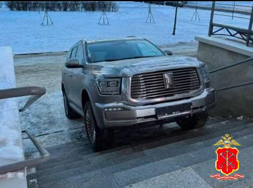 В Петербурге водитель припарковал внедорожник прямо на ступенях парадной жилого дома - Внедорожник временно помещен на спецстоянку для проведения экспертизы.