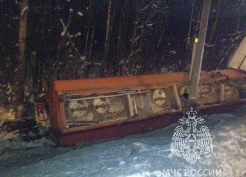 Бензовоз съехал в кювет и опрокинулся во Всеволожском районе - Бензовоз съехал в кювет и опрокинулся 20 января около 02:55 на Мурманском шоссе в районе поселка Раз