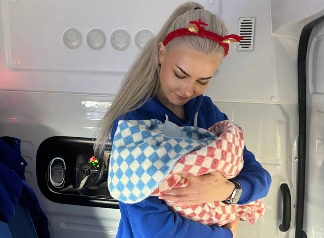 Бригаде скорой помощи пришлось принимать роды прямо в машине в канун Нового года - Малышка решила появиться на свет по пути в родильный дом.