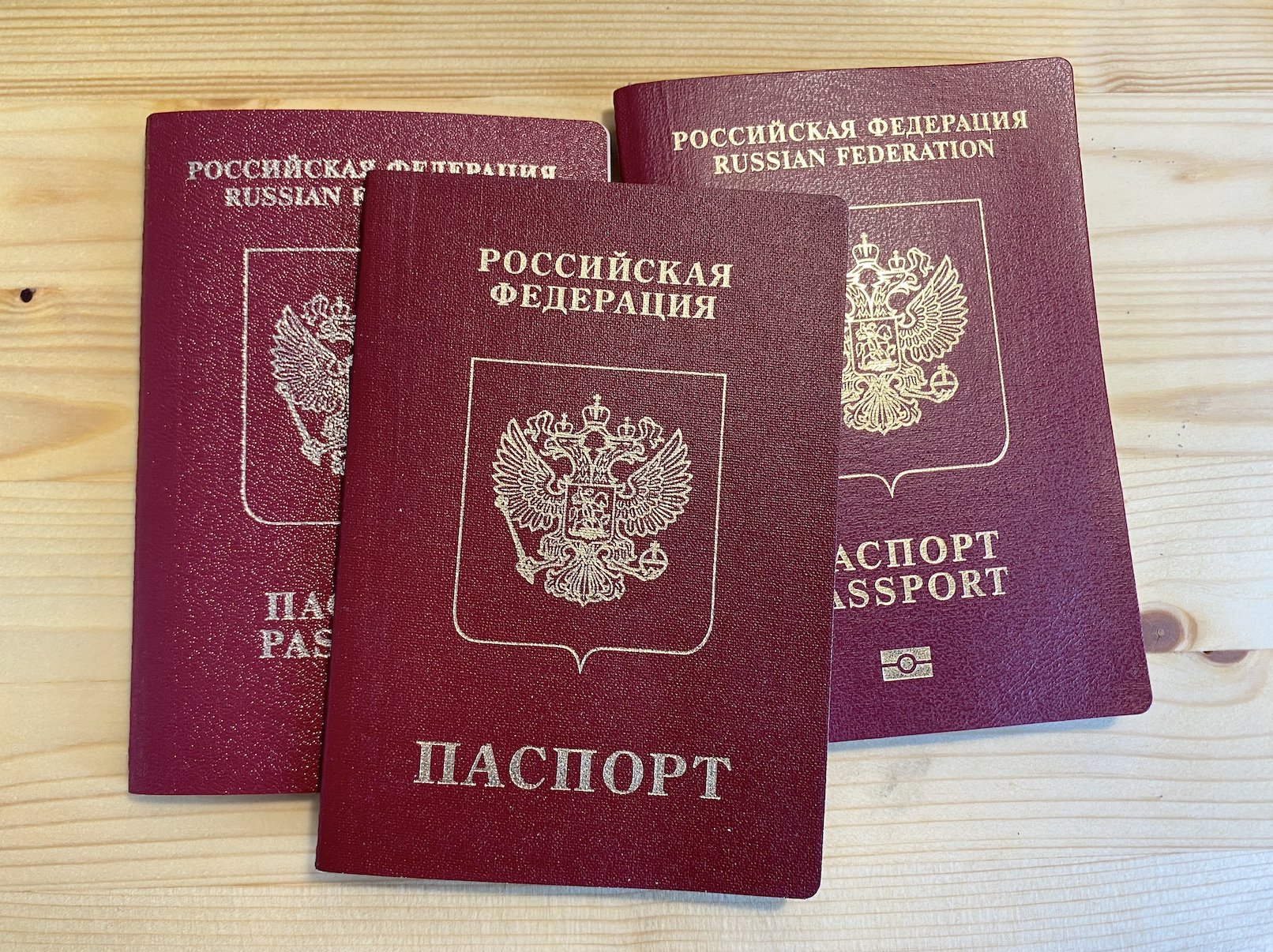 Польша с апреля перестанет признавать пятилетние загранпаспорта россиян - Въезд в Польшу и пребывание в стране с такими документами будут считаться незаконными.