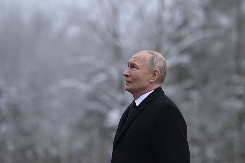 Владимир Путин возложил цветы на Невском пятачке в память о защитниках Ленинграда - Президент России посетил мемориал "Рубежный камень", чтобы почтить память героев.