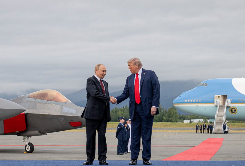 В новые учебники по истории России включат встречу Путина и Трампа на Аляске - Курс современной истории страны в учебниках продлят до встречи президентов в Анкоридже.