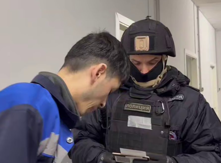 В магазинах Петербурга снова искали нарушителей миграционного законодательства - Более 50 человек по итогам рейда доставили в отделы полиции.