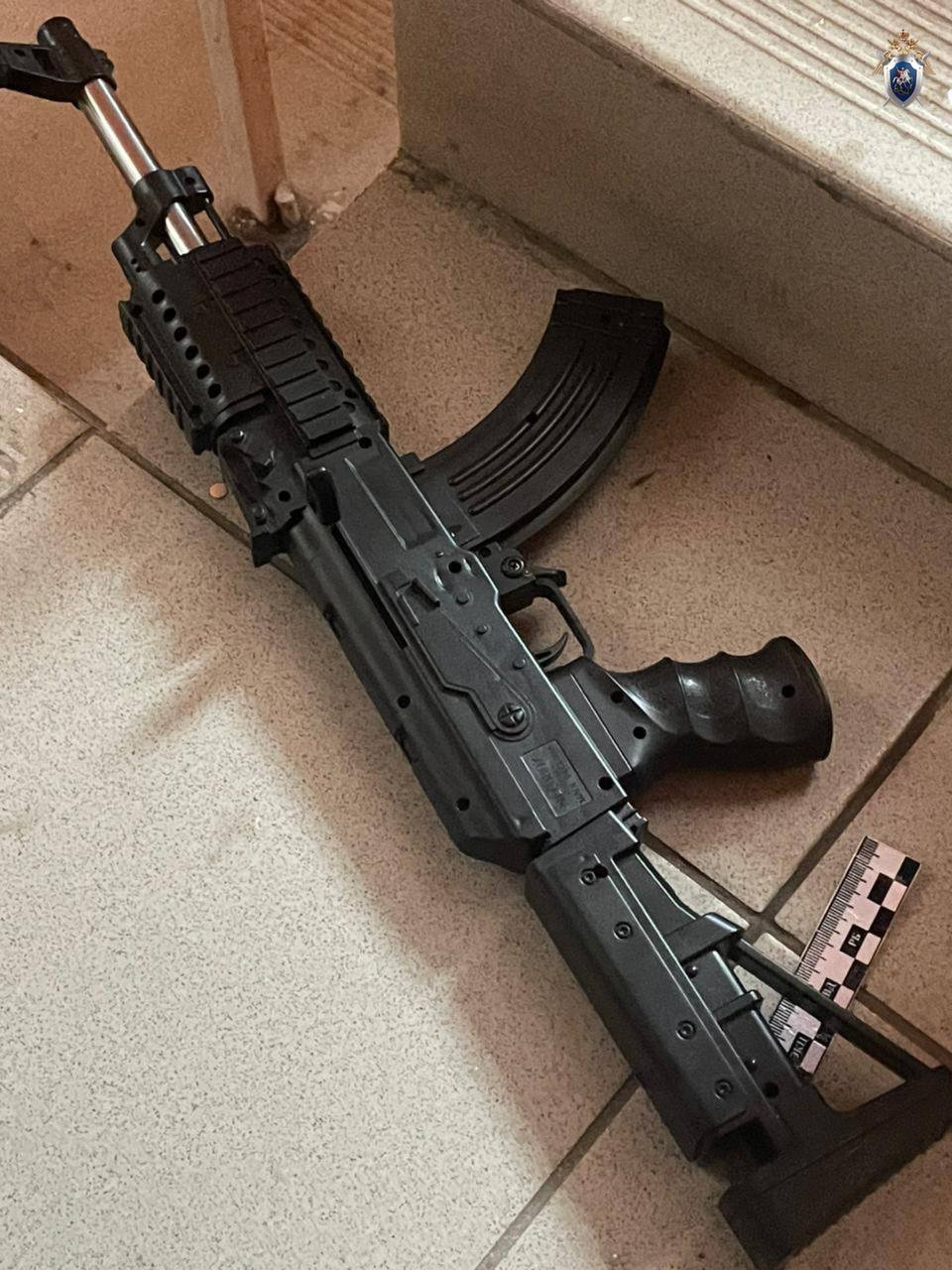 В уфимской школе после нападения ученика не стали отменять занятия для второй смены - Несмотря на происшествие, руководство гимназии пока не отменило занятия для второй смены.