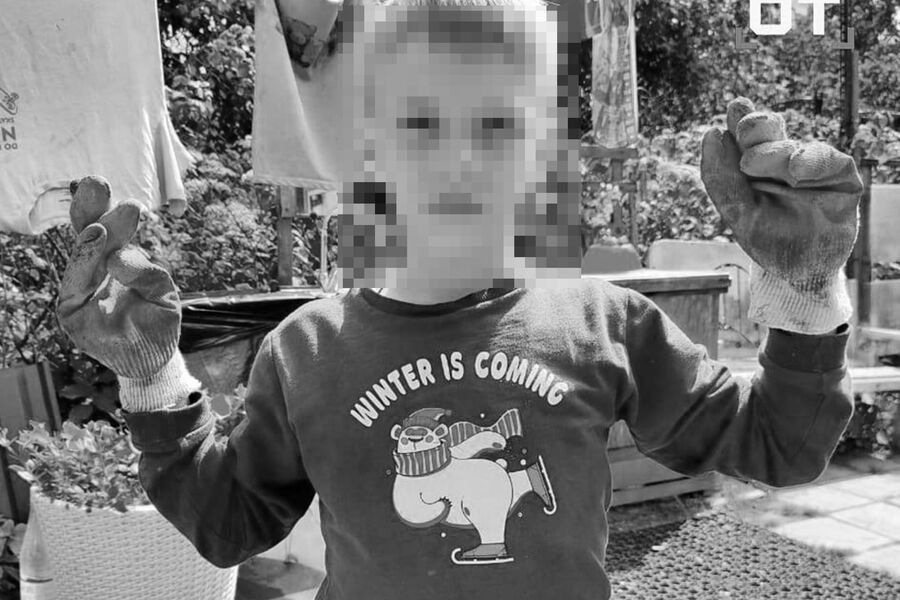 Сотни людей пришли на прощание с 9-летним Пашей в Петербурге - Проводить в последний путь ребенка, погибшего от рук изверга, пришли близкие семьи, поисковики, пред