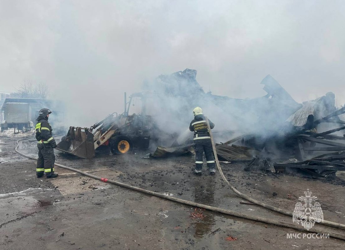 При пожаре на промышленной территории в Новосаратовке пострадали бытовки - Экстренные службы продолжают работать на месте возгорания.
