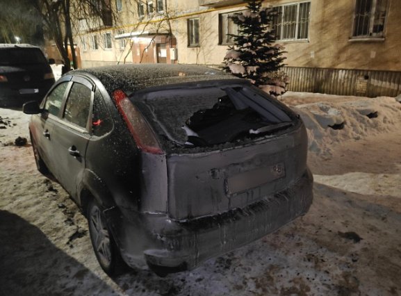 Житель Ленобласти отправил детский самокат в стекло иномарки из-за парковки - Пьяному мужчине не понравилось, как была припаркована машина и разбил у нее заднее стекло.