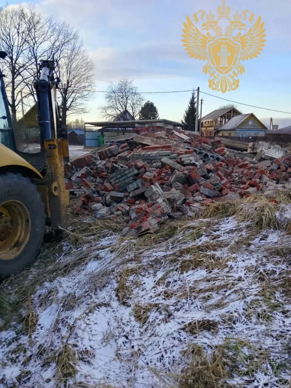 В поселке Беседа снесли заброшенное здание по иску прокуратуры - Объект никем не охранялся и доступ на его территорию был не ограничен, в том числе для детей.