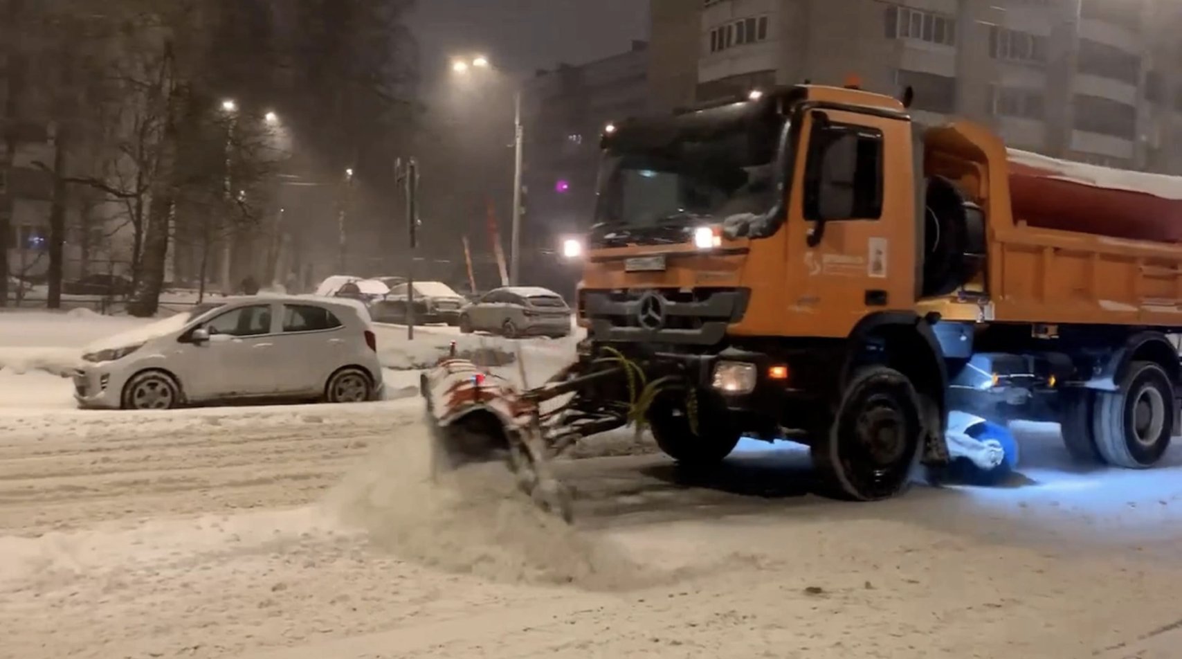 В Петербурге за ночь выпало около 15 см снега - Более 15,3 тыс. кубометров снега уже вывезли.