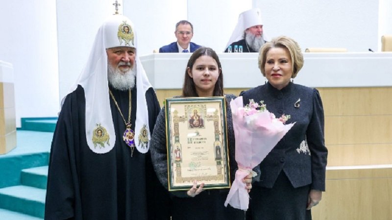 Школьница из Выборга победила в номинации «Православная икона» и получила награду из рук Валентины Матвиенко - В Совете Федерации прошла встреча Патриарха Кирилла и спикера Валентины Матвиенко с победителями кон