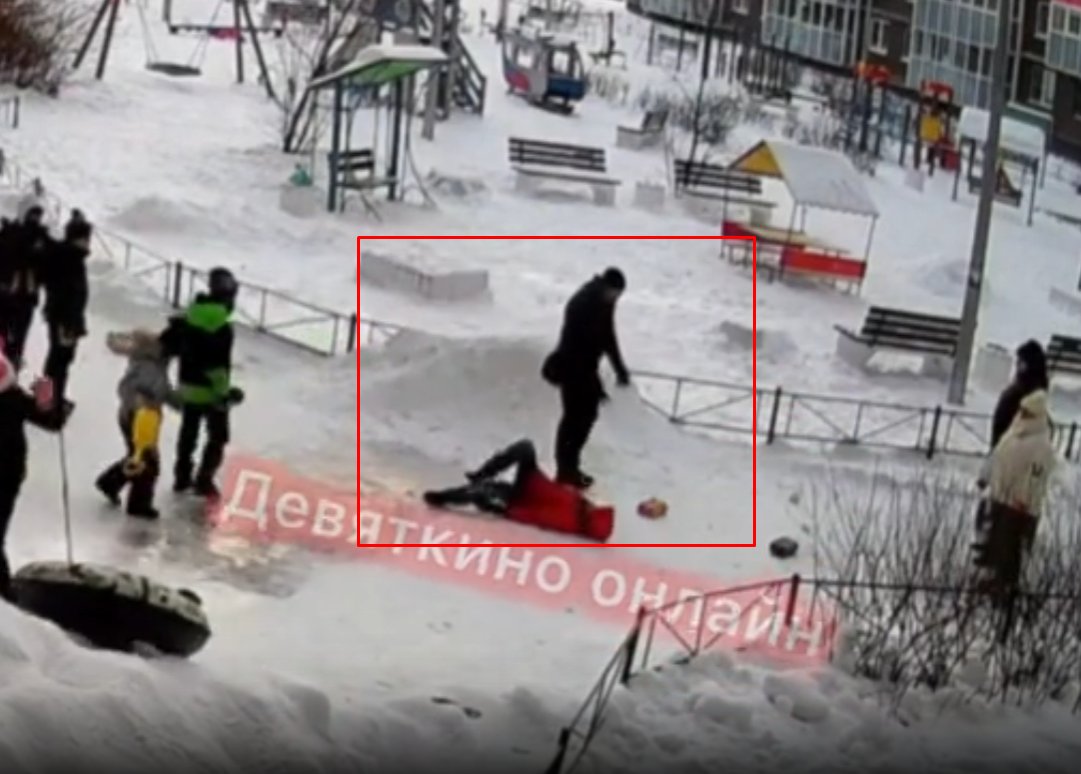 Мужчина сломал плечевую кость ребенку, катавшемуся на горке в Мурино - Неизвестный внезапно напал на мальчика, а затем сделал ему подсечку, из-за чего тот упал и сломал пл