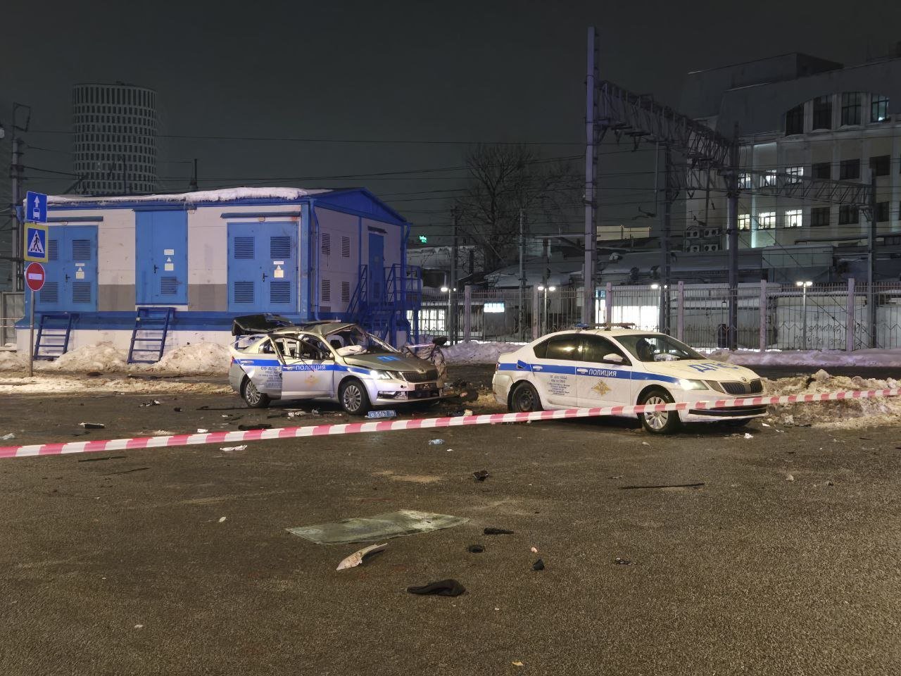 Один сотрудник ГАИ погиб, двое пострадали при подрыве служебной машины у вокзала в Москве - Погибшему старшему лейтенанту было 34 года. Он служил в московской полиции с марта 2019 года. У него
