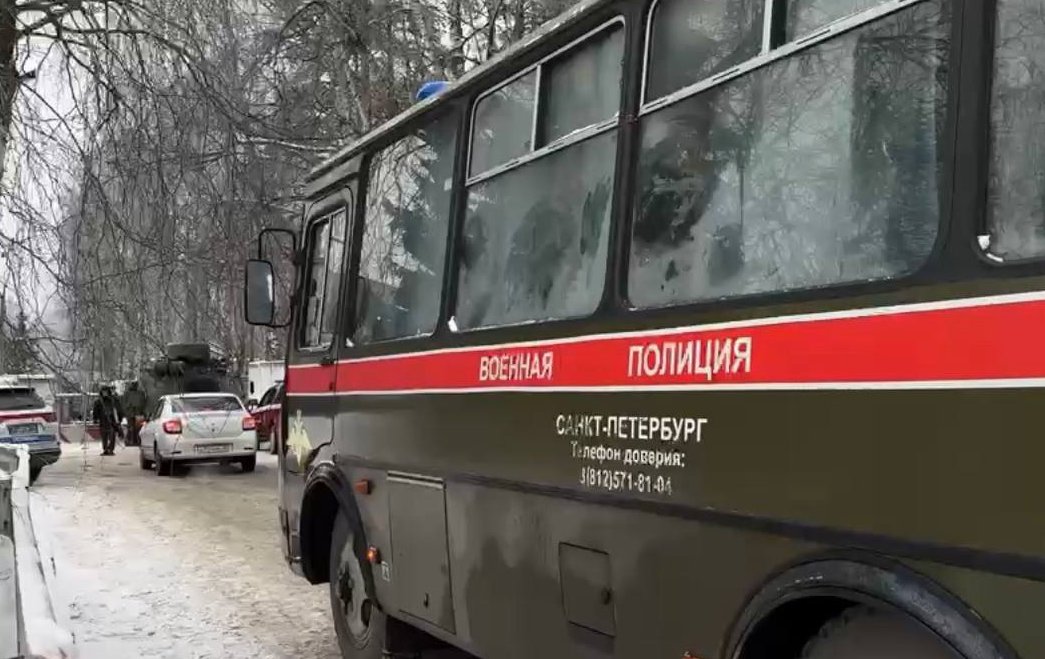 Появились кадры обстановки у здания военной полиции в Сертолово после обрушения - На месте происшествия работают экстренные службы.