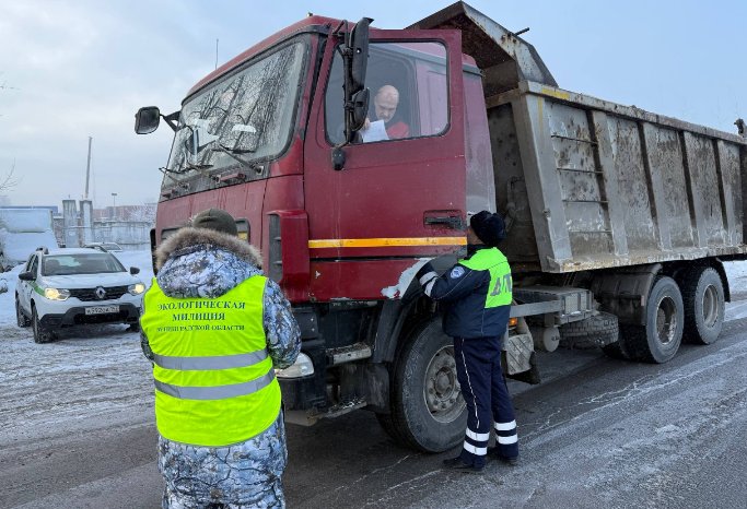 Четыре большегруза-нарушителя поймали в Ломоносовском районе - У водителей при проверке на нашлось документов на перевозку строительных отходов.
