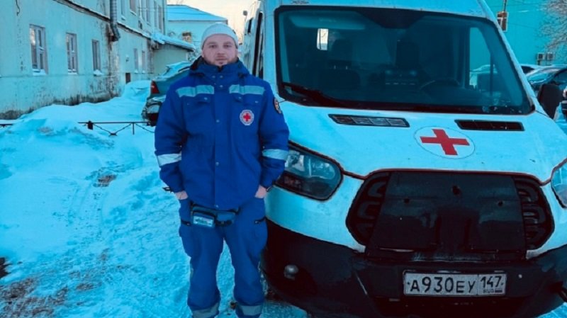 Скорая помощь оказалась в снежной ловушке, но спасла пациента в Кировском районе - В Кировском районе Ленинградской области медикам скорой помощи удалось спасти пациента в условиях эк