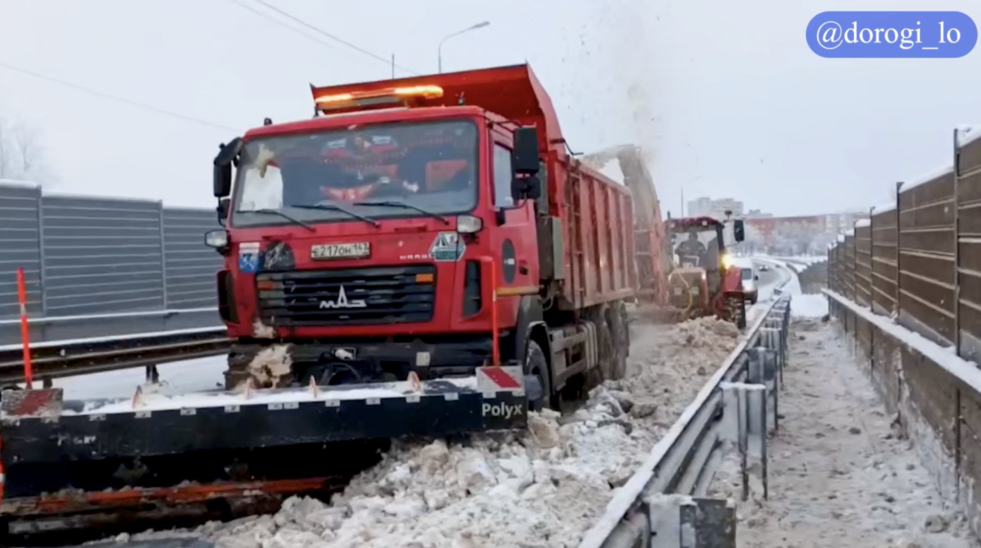 Более 400 единиц спецтехники убирают и обрабатывают дороги Ленобласти - По прогнозам, сегодня днем температура воздуха будет до -15 градусов, местами пойдет снег.