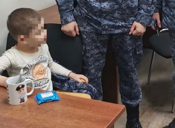 Шестилетний мальчик поздним вечером бродил по улицам Киришей в одних шортах и футболке - Одетого не по погоде ребенка заметил экипаж Росгвардии и отвез его ждать маму в отдел.