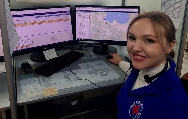 Скорая помощь оказалась в снежной ловушке, но спасла пациента в Кировском районе - В Кировском районе Ленинградской области медикам скорой помощи удалось спасти пациента в условиях эк