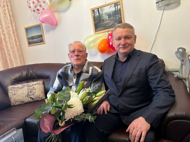 Почетному жителю Кудрово Алексею Деткову исполнилось 100 лет - На праздник приехал глава Заневского поселения Вячеслав Кондратьев.