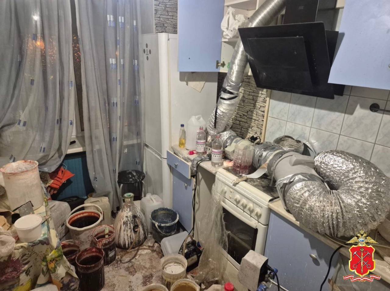 В Петербурге ликвидировали сразу две нарколаборатории по производству «синтетики» - «Товар» сбывали через интернет-магазин.
